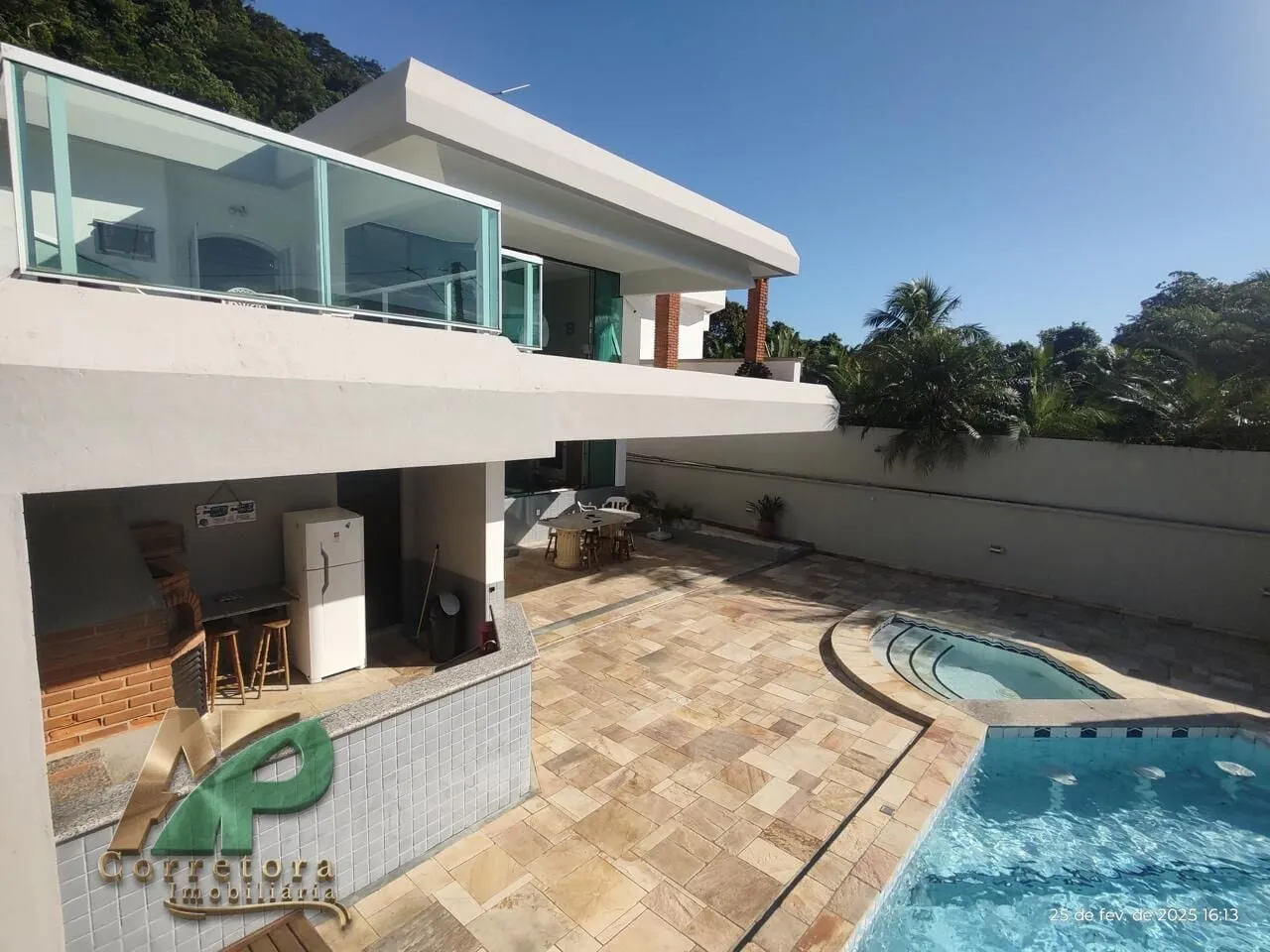 Imagem Mansão de Luxo à Venda no Condomínio Jardim Pernambuco II - Praia do Pernambuco, Guarujá | 4 Suítes, Piscina e Alto Padrão