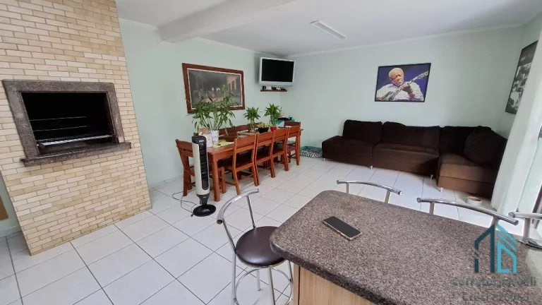 Imagem Casa com edícula, 04 quartos sendo 2 suítes, amplo terreno fundos, no Atuba em Curitiba PR