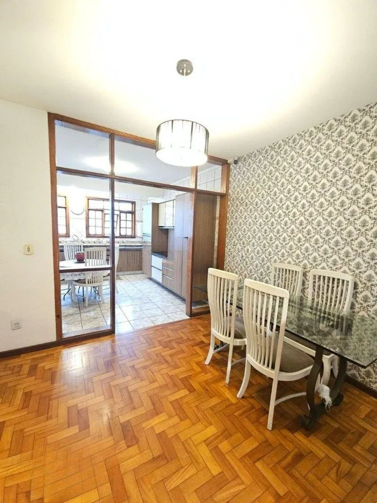 Imagem casa de 5 dormitórios no bairro Glória