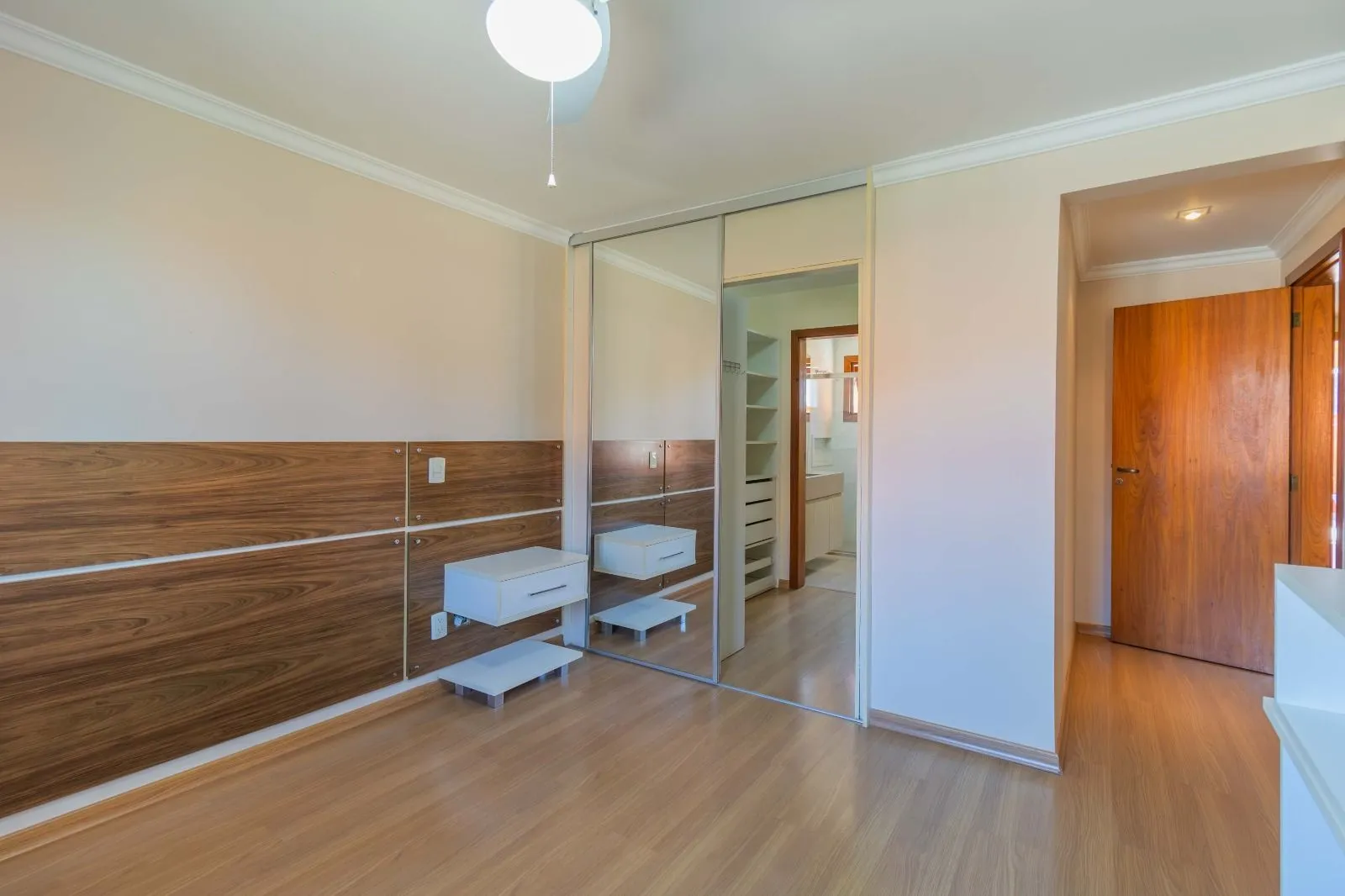 Imagem Casa Condominio para Venda - 286.89m², 4 dormitórios, sendo 2 suites, 2 vagas - Cristal