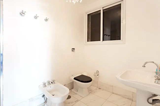 Imagem Apartamento 230M², 3Q, 1 Suíte, 2 Salas, 4 Banheiros, 1 Vaga, Banheira, Lavabo, Ar Condicionado Central, Banheiro de Serviço.