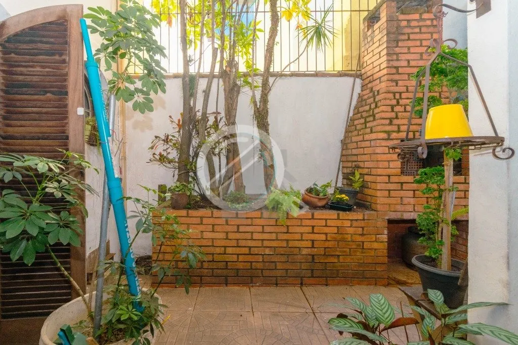 Imagem Casa 2 pavimentos com 130m² de área privativa, três dormitórios, living dois ambientes, sala de ...