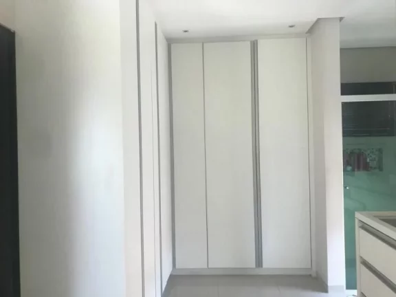 Imagem CASA COM 4 SUÍTES NA RUA 01 JOCKEY, CONDOMÍNIO FECHADO COM PORTARIA 24 HORAS, LOTE QUITADO E ESCRITURADO