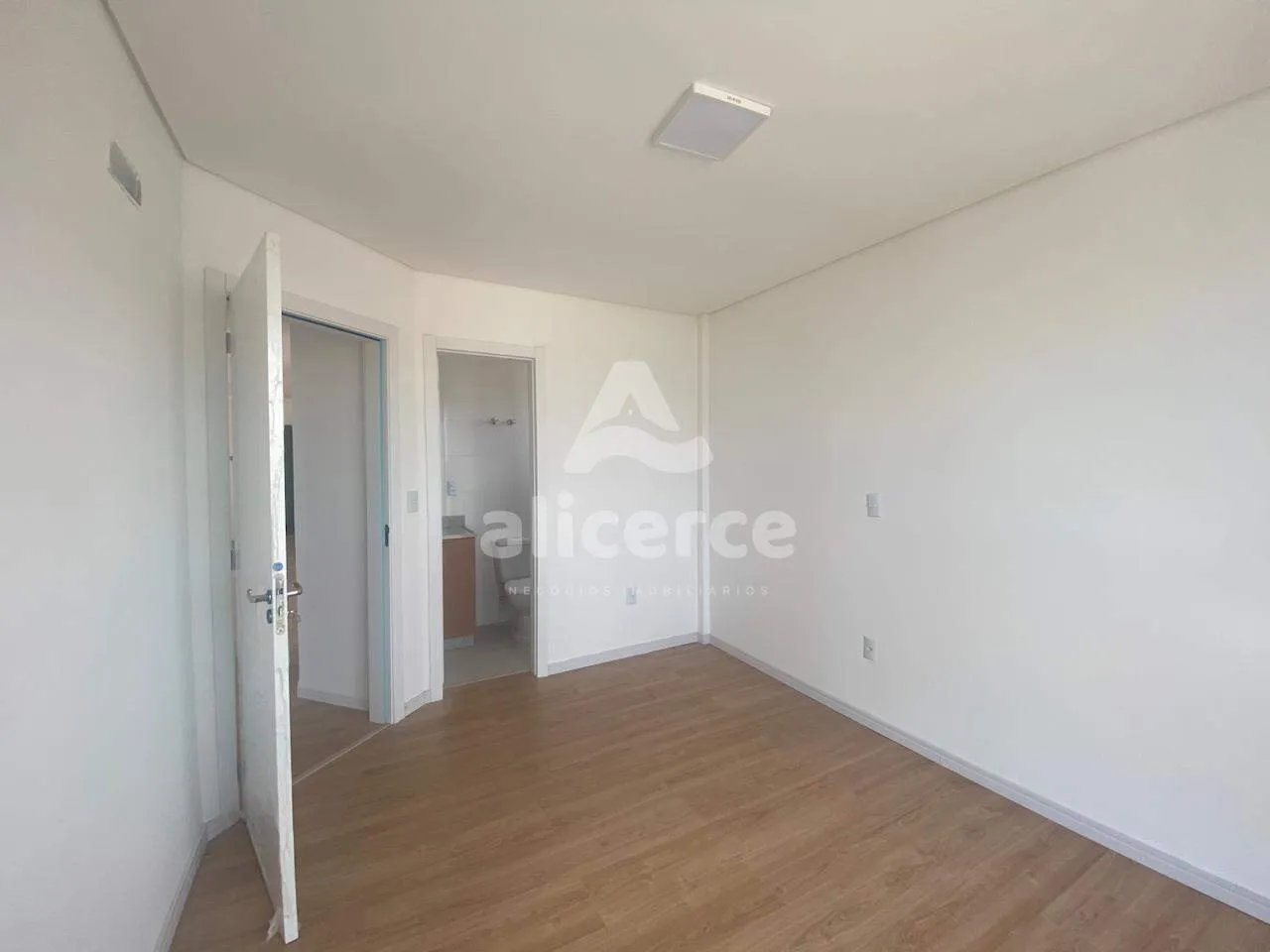 Imagem Apartamento à Venda em Coqueiros com 2 Dormitórios, 1 Suíte e Sol o Dia Todo