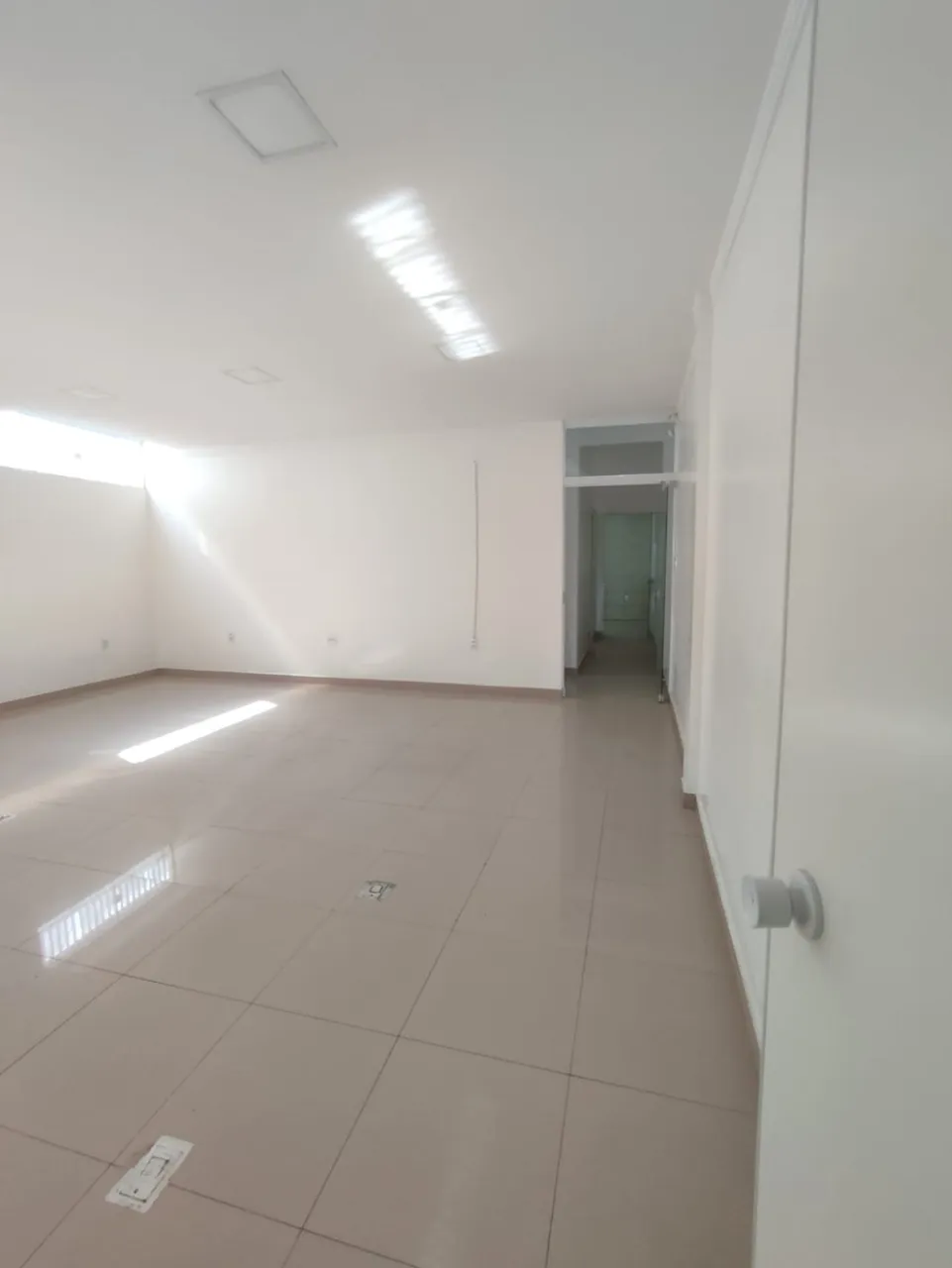 Imagem Imperdível Casa Comercial à Venda em Sorocaba-SP, Bairro Wanel Ville: 2 Quartos, 1 Suíte, 1 Sala, 3 Banheiros, 1 Vaga de Garagem e 380m² de Área.