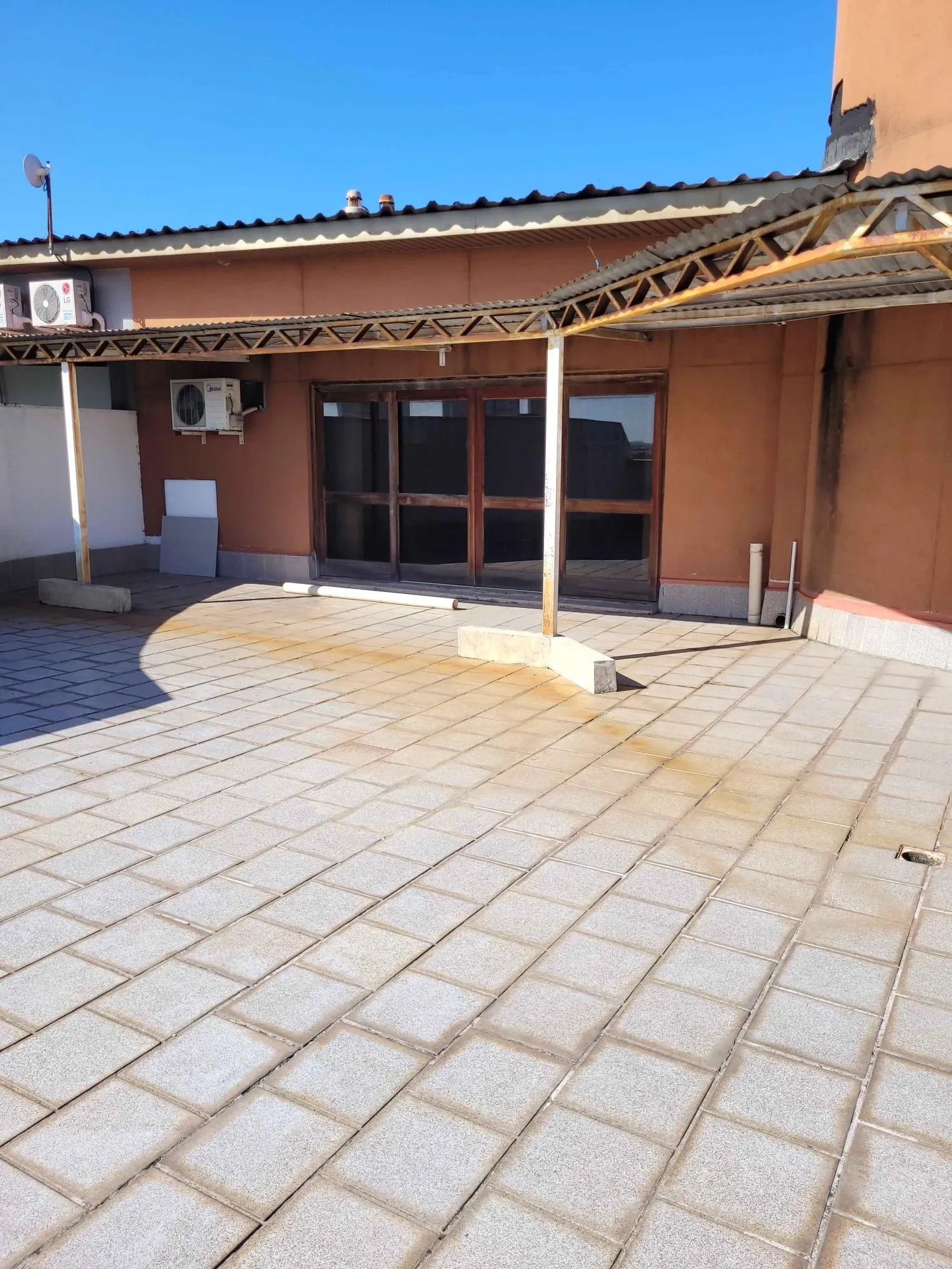 Imagem MÁFFER IMÓVEIS ALUGA SALAS COMERCIAIS COM GARAGEM Excelente imóvel comercial em localização estratégica e de alto fluxo de veículos e pedestres, ideal para empresas, clínicas, escritórios corporativos ou instituições financeiras.