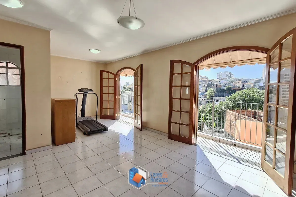 Imagem Sobrado para venda em Parada Inglesa com 6 quartos, sendo 2 suítes, 150m²