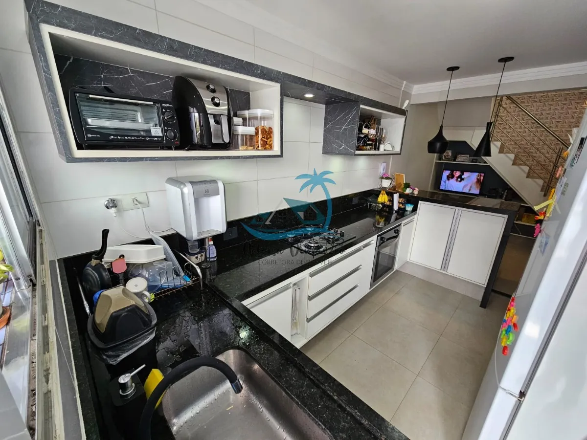 Imagem Belíssima cobertura duplex reformada, com 3 dormitórios, à venda a 350m da orla do Itaguá em Ubatuba.