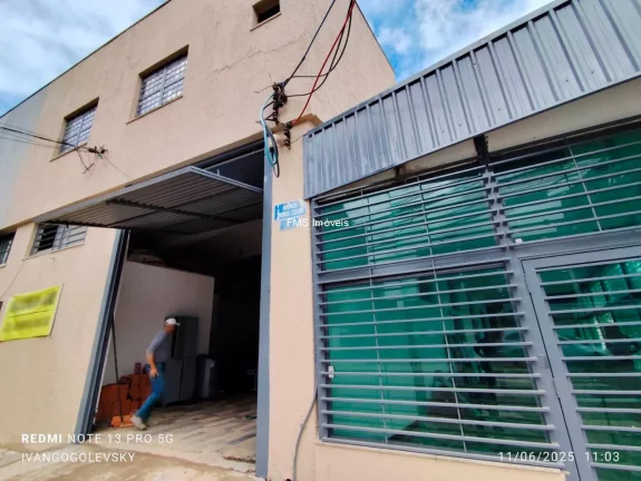 Imagem Galpão comercial de alto padrão para locação na Barra Funda, São Paulo-SP: 2 banheiros, 4 vagas e 279m² de área.