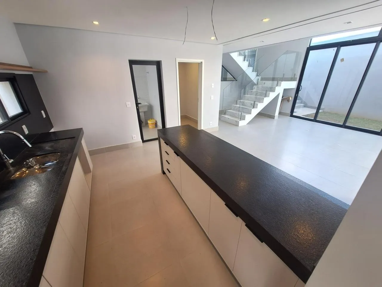 Imagem Casa de Alto Padrão com 340m² no Alphaville Nova Esplanada I Locação / Venda