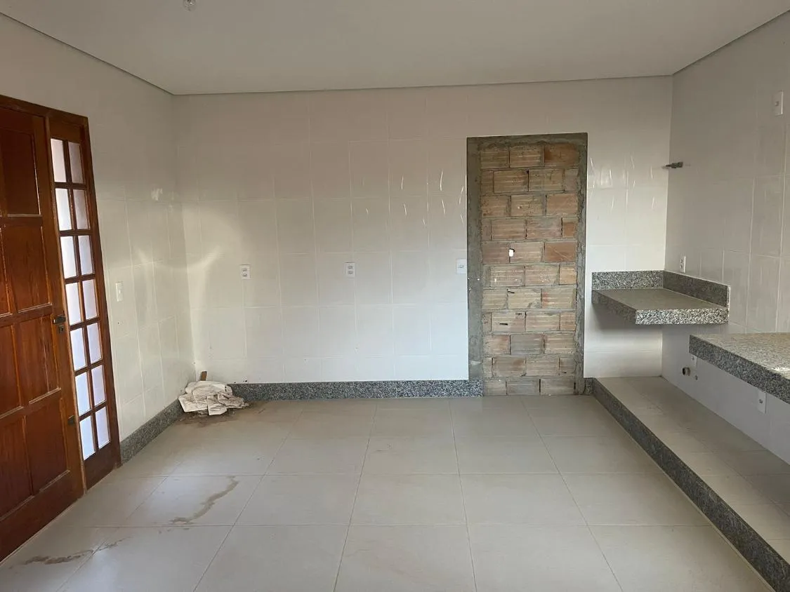 Imagem Vendo uma excelente casa em Crucilândia/MG ( valor 500.000,00 )