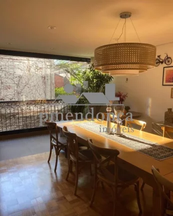 Lindo apartamento reformado em Predinho charmoso, sem elevador, em uma das ruas mais cobiçadas em P
