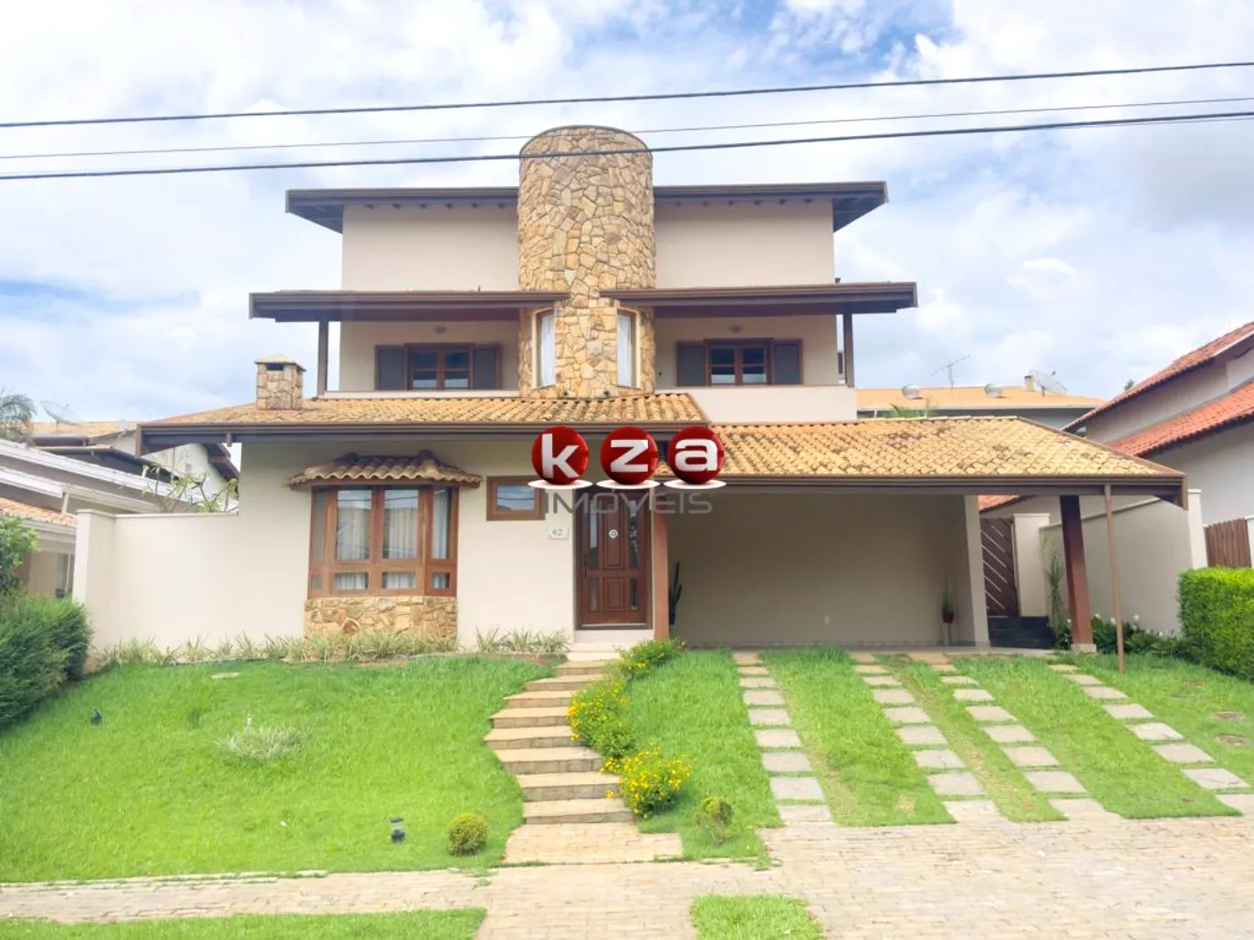 Imagem Casa de luxo à venda em Valinhos-SP no Condomínio Terras do Caribe: 3 quartos, 1 suite, 3 salas, 5 banheiros, 2 vagas e piscina, 289m².