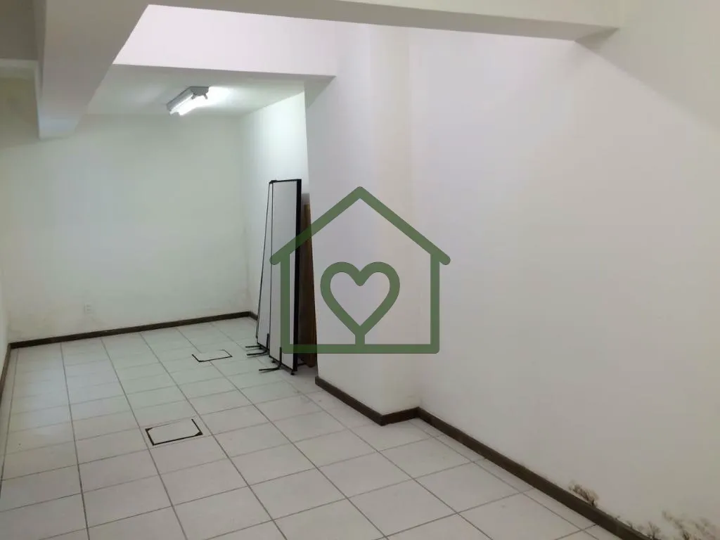 Imagem Casa triplex, residencial e comercial, com 4 dormitórios (todos suíte), 06 salas e 3 vagas de gara...