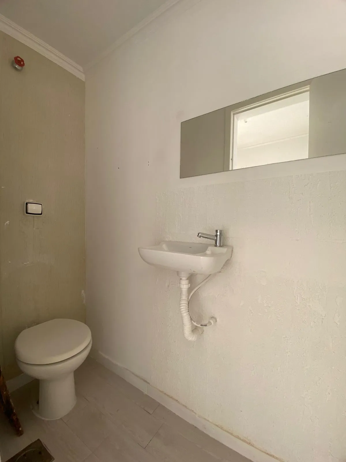 Imagem Apartamento 2 Dormitórios com Garagem Coberta à Venda no Bairro Teresópolis - Amplo, Arejado e de Frente, 67m2