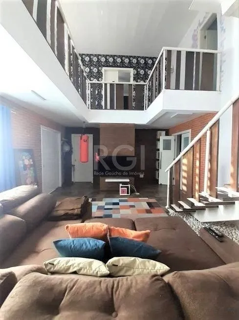 Imagem Casa com 233m², 2 dormitórios sendo 1 suíte, living com lareira, espaço gourmet com churrasqueira, pátio e 2 vagas de garagem no bairro Sarandi