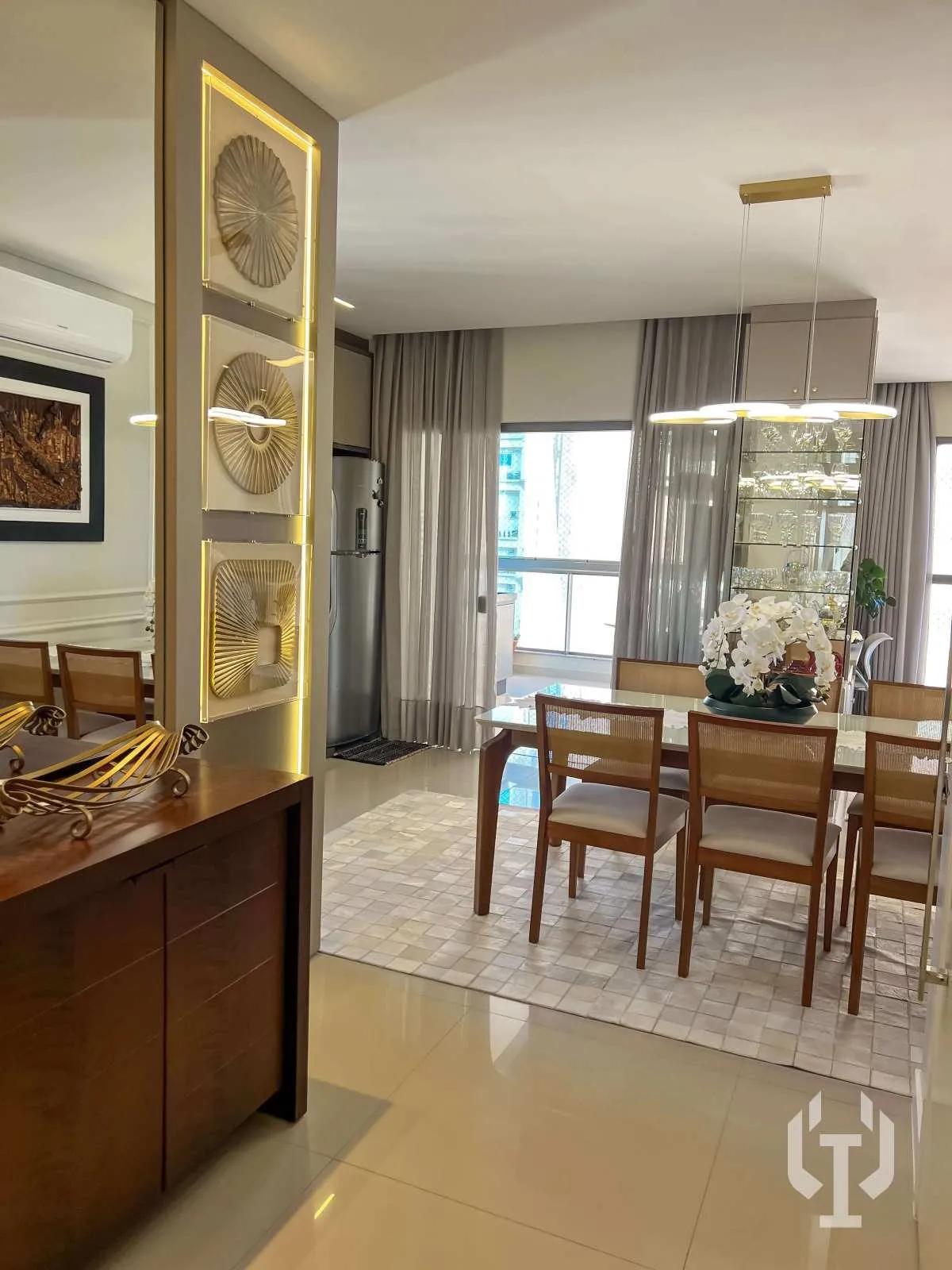 Imagem Apartamento mobiliado de 3 suítes e 2 vagas de garagem no Centro de Itapema