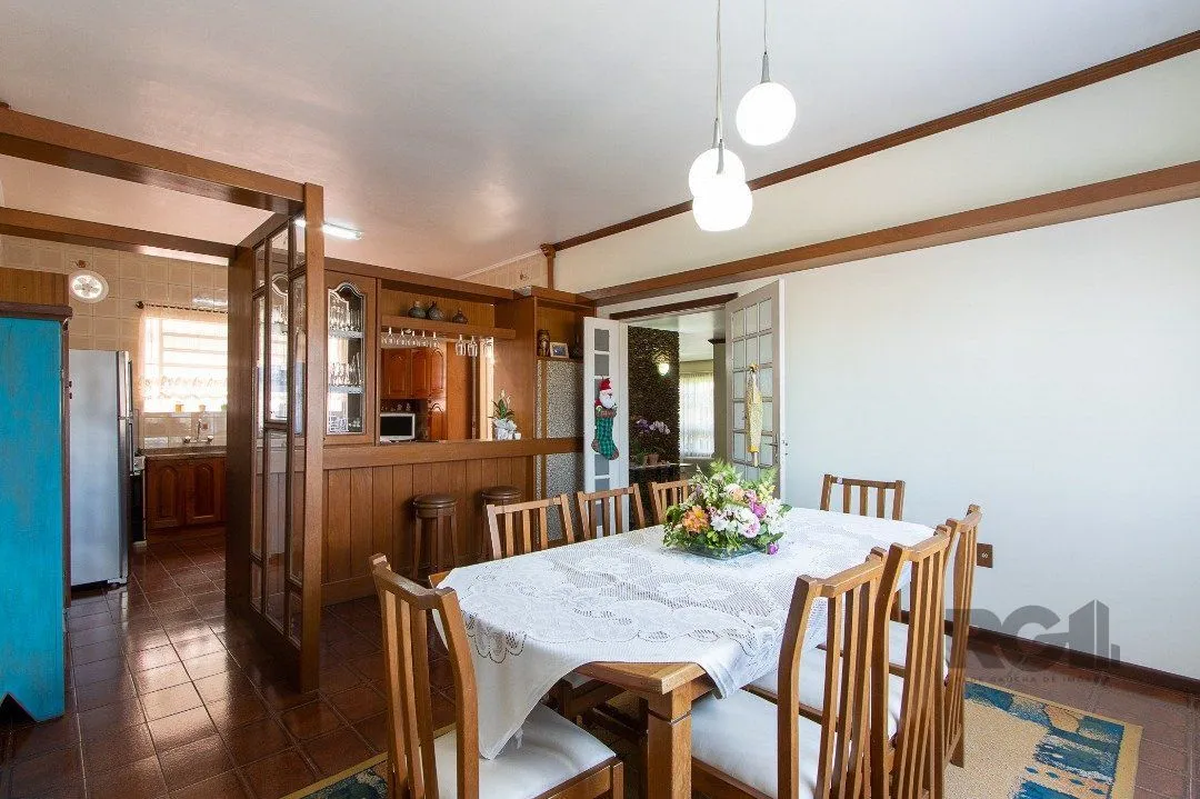 Imagem Casa com 4 quartos, suíte, churrasqueira, lareira, garagem coberta e lindo jardim.
