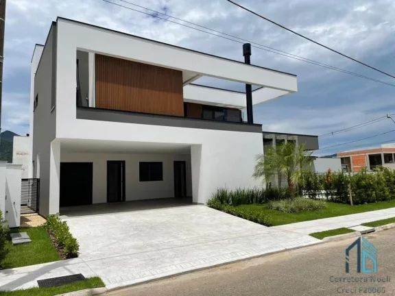 Imagem Casa a venda, Alto padrão, 04 suítes, piscina, no centro de Camboriú SC
