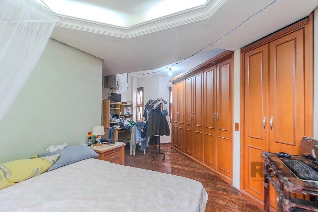 Imagem Casa 400m² - 5 dormitórios, 4 vagas no bairro Vila Jardim