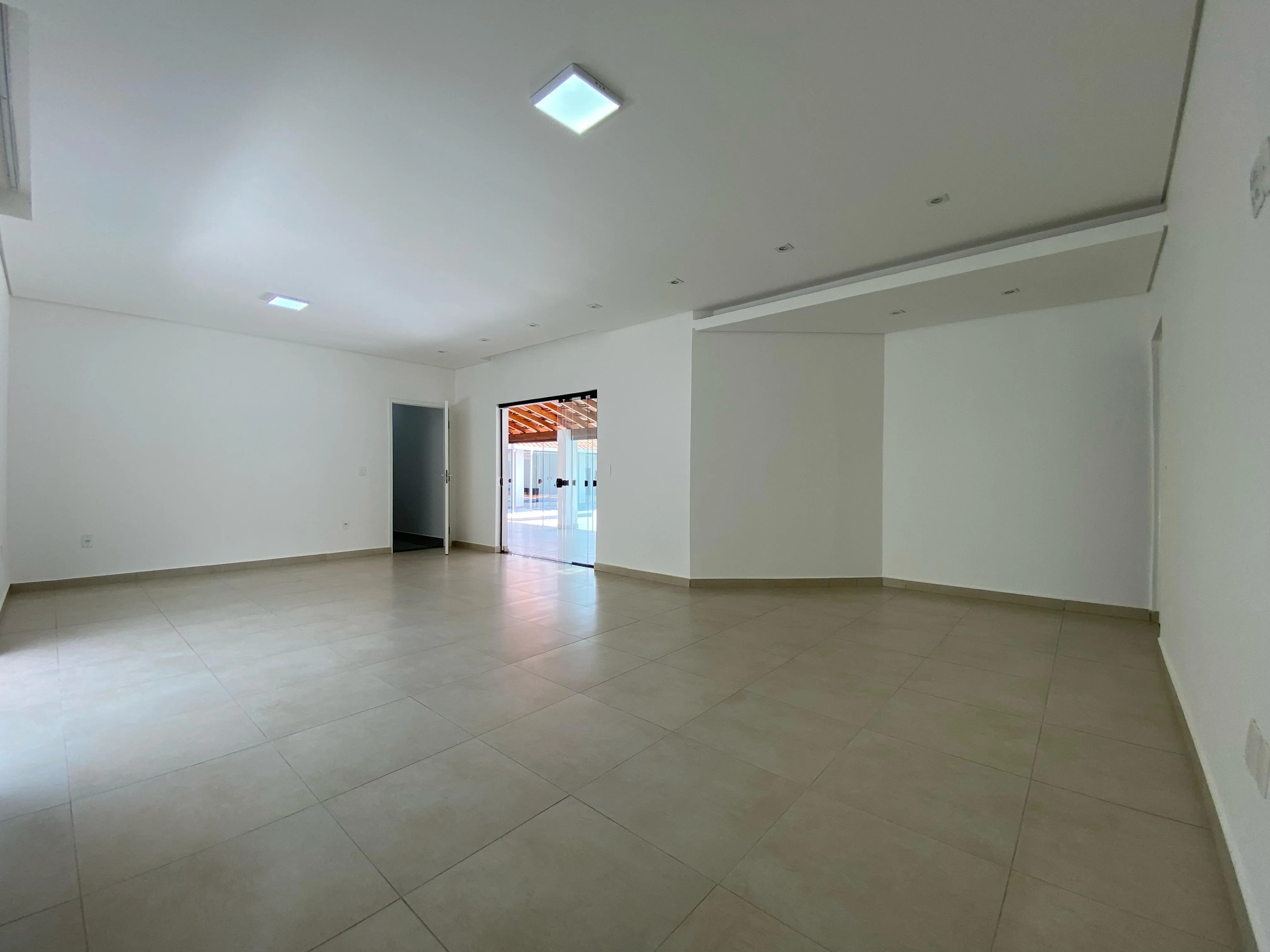 Imagem Casa no Condomínio Portal do Sabiá - 380m² de Área Construída, 3 Suítes e Piscina