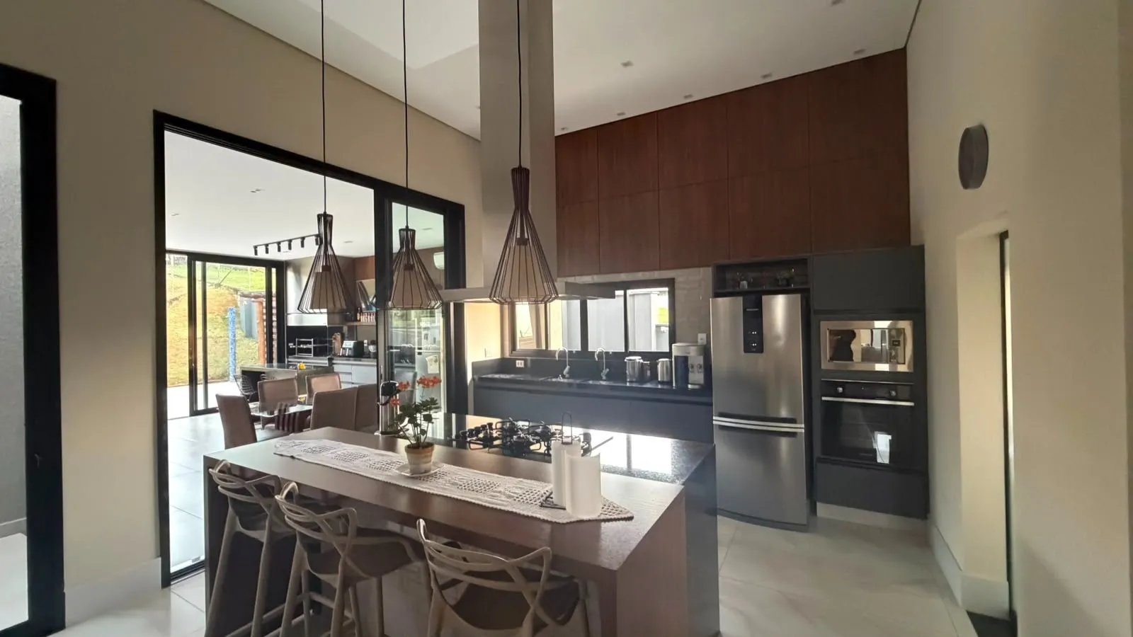 Imagem Casa de Alto Padrão à Venda no Village Ipanema I, Araçoiaba da Serra. 1.030 m² de terreno | 313 m² construídos | 3 suítes | 4 vagas | Piscina aquecida