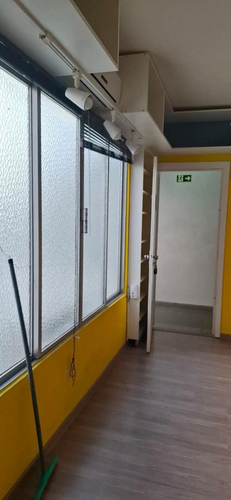 Imagem SALA COMERCIAL TOTALMENTE REFORMADA NA JOÃO WALLIG - PORTO ALEGRE/RS