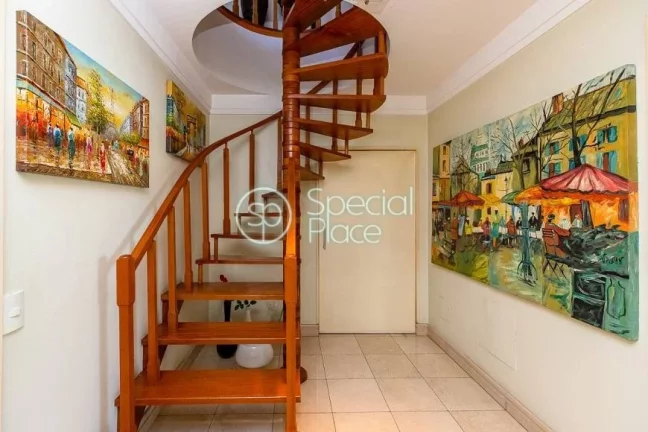 Imagem Cobertura duplex com lazer privativo, piso superior com ares de casa, possui um living amplo para tr...
