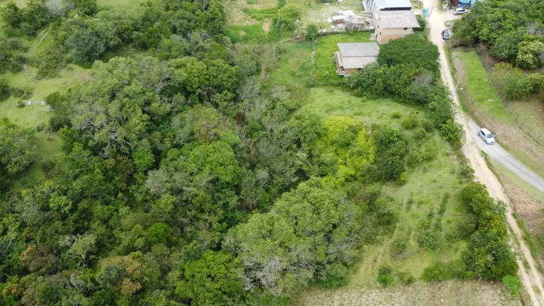 Imagem Terreno de 2.492m² à venda em Ambrósio, Garopaba-SC: oportunidade única perto do centro e praias!