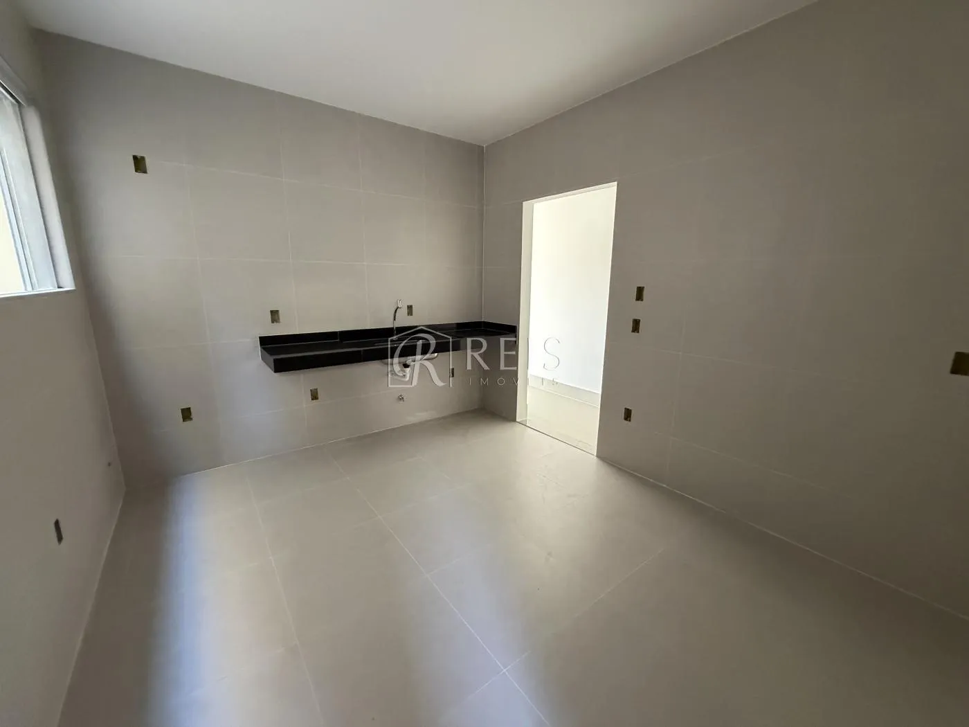 Imagem Casa para Venda em Rio das Ostras, Recreio, 4 dormitórios, 4 suítes, 6 banheiros, 2 vagas