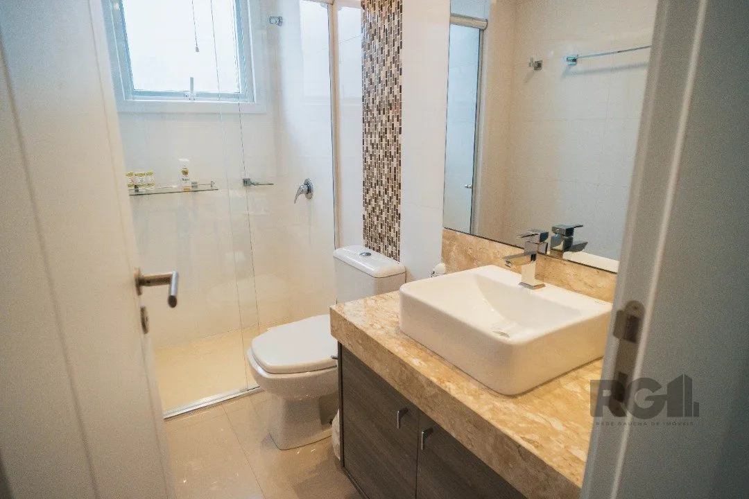 Imagem Oportunidade Única! Casa em Condomínio à Beira do Lago com 4 Suítes, sendo uma Térrea e uma Suíte Master Espetacular!