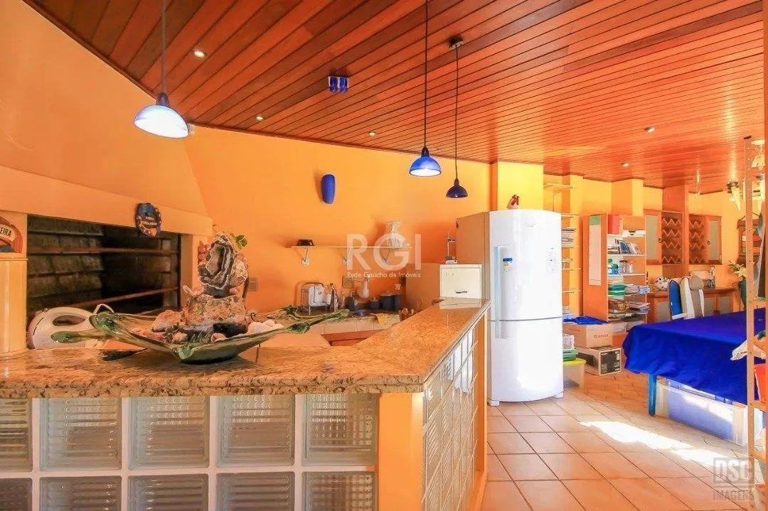 Imagem casa Living para 3 ambientes com lavabo, cozinha com pia e armários planejados