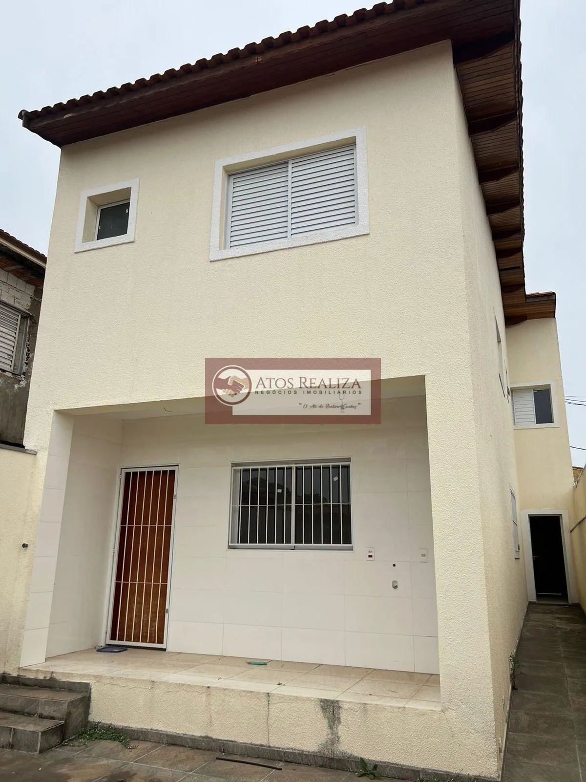 Imagem Vendo Grande Oportunidade na vila campo grande. ﻿ Sobrado novo de 180m², com 3 Suítes, 1 lavabo, 2 vagas de garagem, quintal, Churrasqueira, corredor lateral portão automático. Valor de oportunidade R$ 790k. agende uma visita e confira. ﻿ ﻿