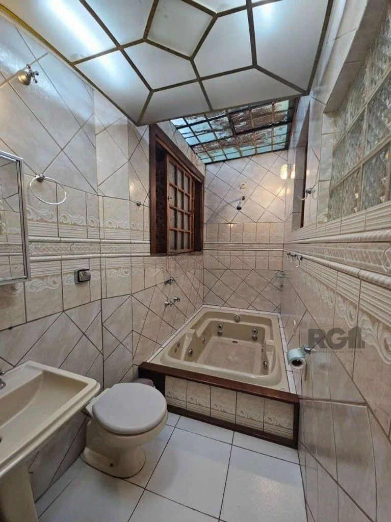 Imagem casa de 5 dormitórios no bairro Glória