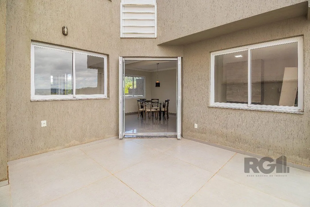 Imagem Sobrado, 185 metros quadrados privativo, com 3 quartos, 1 suíte, Living e cozinha integrados, lareira, churrasqueira, lavabo e 2 vagas de garagem. e 2 vagas de garagem