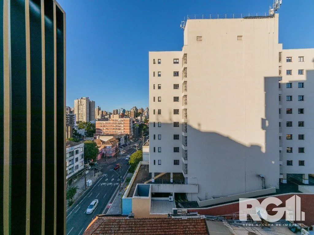 Imagem Loft de alto padrão construtivo no bairro Moinhos de Vento, planta de 29,60 m2 privativos com porcelanato, forro em gesso e aberturas em alumínio com vidros duplos.