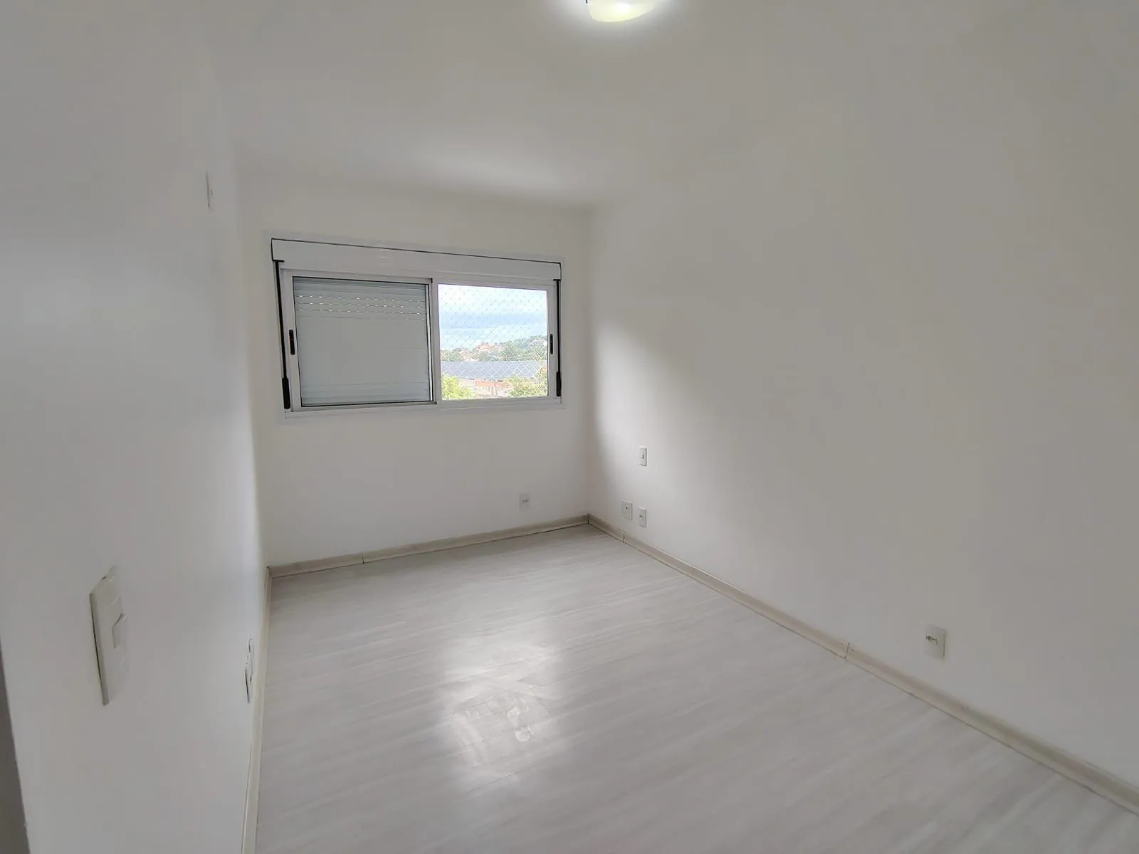 Imagem Apartamento de 2 dormitórios, living, cozinha planejada, área de serviço, banheiro social e 1 vaga de garagem escriturada.
