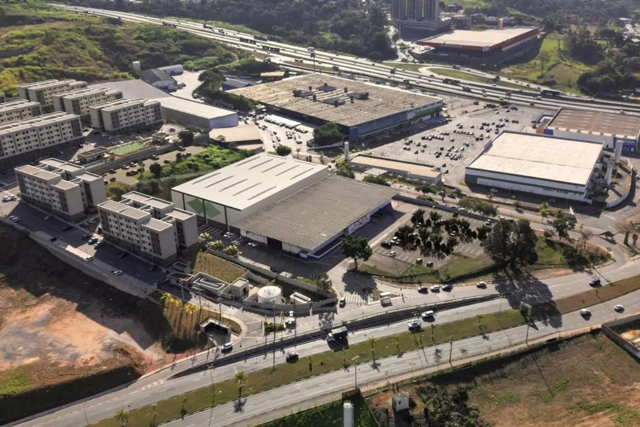 Imagem Salão Comercial à Venda em Sorocaba-SP no Bairro Parque Santa Isabel: 2 Salas, 2 Banheiros, 811m² de Área