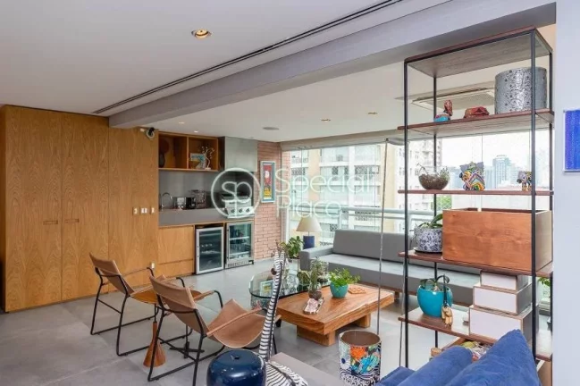 Imagem Totalmente reformado, apto com 201m² com planta versátil e super bem localizado. Amplo living com ...
