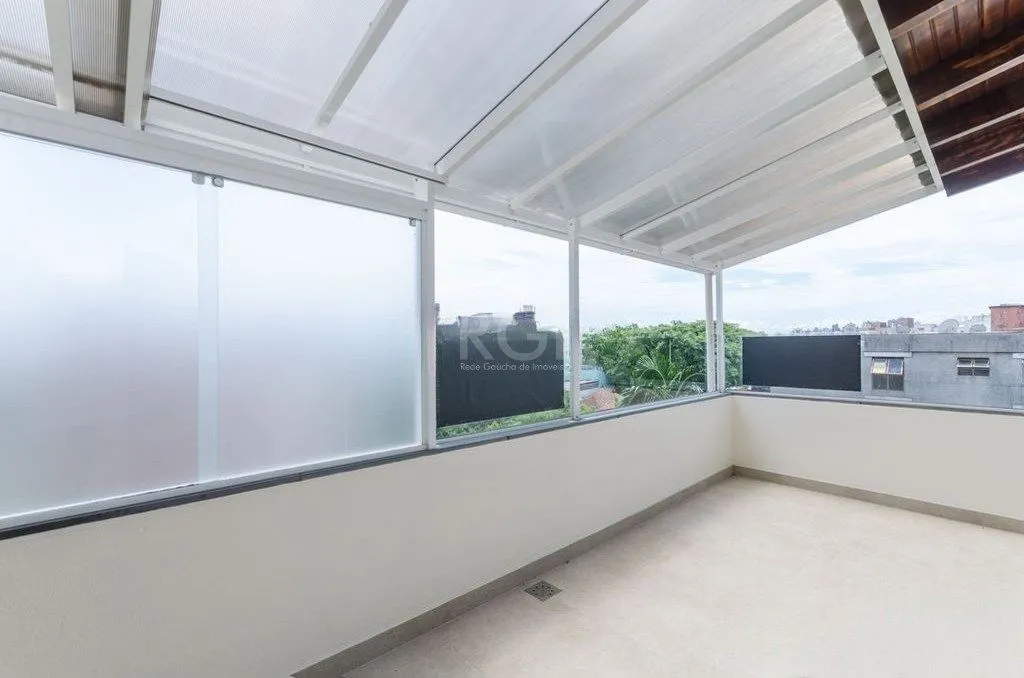 Imagem Cobertura semi mobiliada com 2 dormitórios, terraço com churrasqueira e 1 vaga de garagem no bairro Santo Antonio