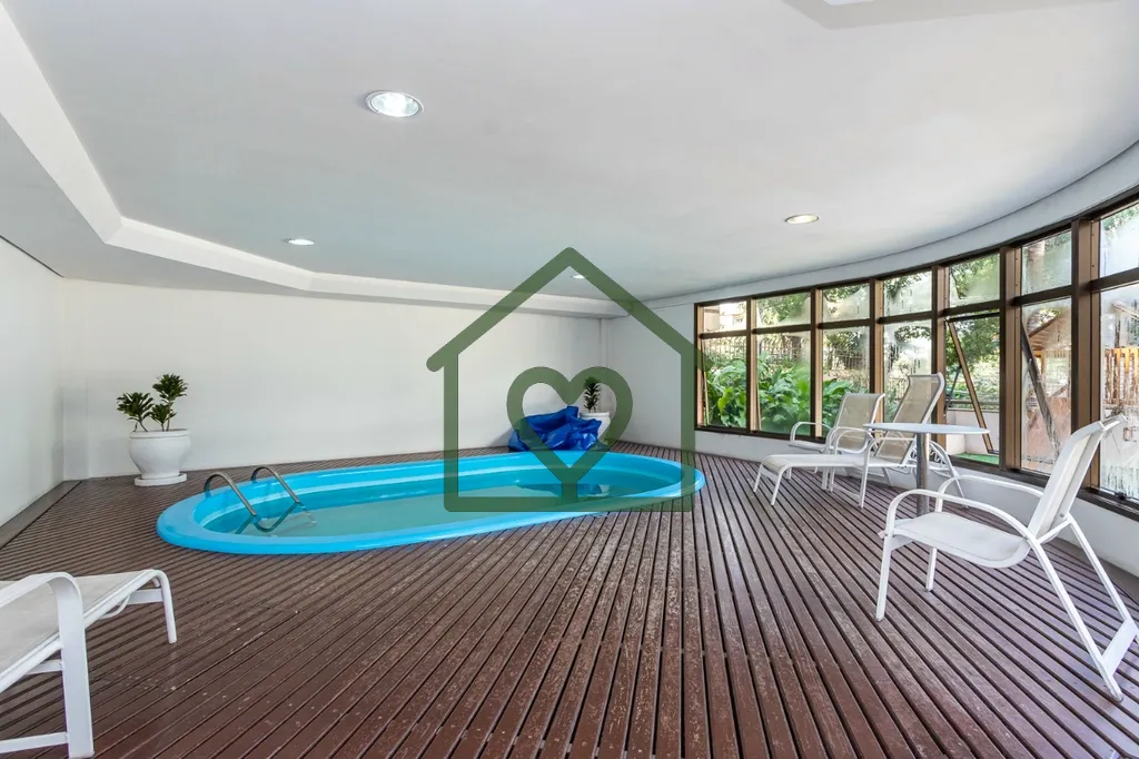 Imagem Apartamento semimobiliado com 132,8 m2 em andar alto, privilegiado por luz natural abundante. A áre...