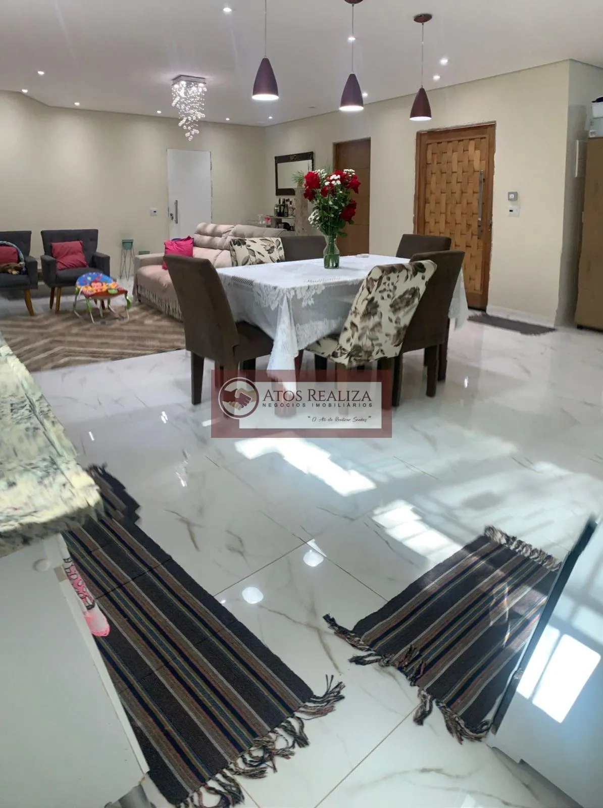 Imagem Vendo SUPER imóvel no Jardim casa grande. Lindo sobrado em uma Área total de 380m², com área útil 215m², esse imóvel conta com 3 Dormitórios, sendo 2 Suítes com Closet, sala de Tv, sala e cozinha conceito aberto, 2 vagas de garagem cobertas, muitos espaço