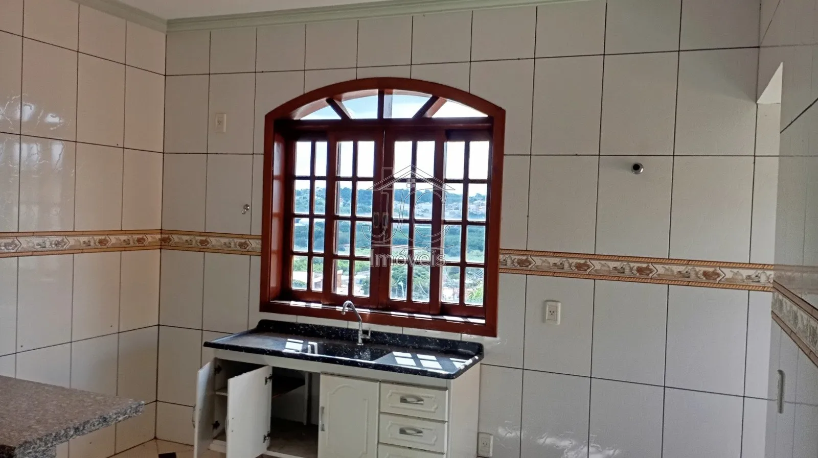 Imagem Casa com 3 quartos com barracão comercial no piso inferior à venda em Valinhos.