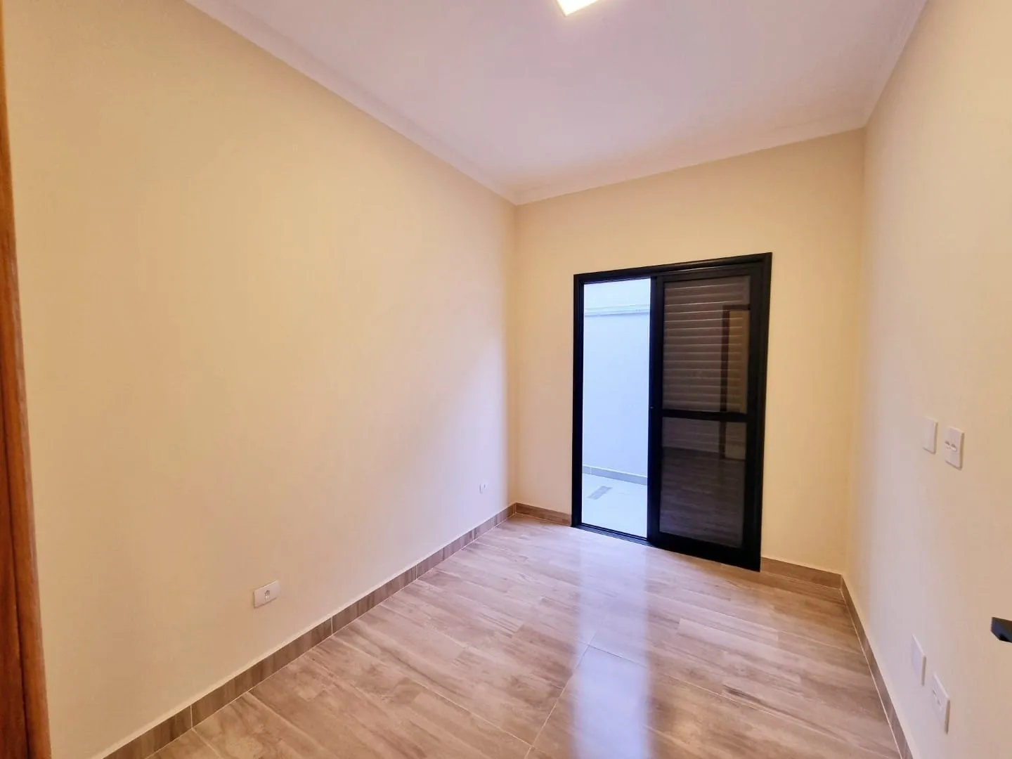 Imagem Exclusiva Casa Moderna no Condomínio Vila Romana: Ambientes Integrados, Área Gourmet, Suíte Ampla e Detalhes em LED para Conforto e Sofisticação