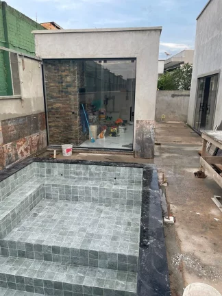 Imagem CASAL IMÓVEIS VENDE CASA TERREA MONTENEGRO BOULEVARD 3 SUÍTES + 6 VGS + PISCINA PRIVATIVA