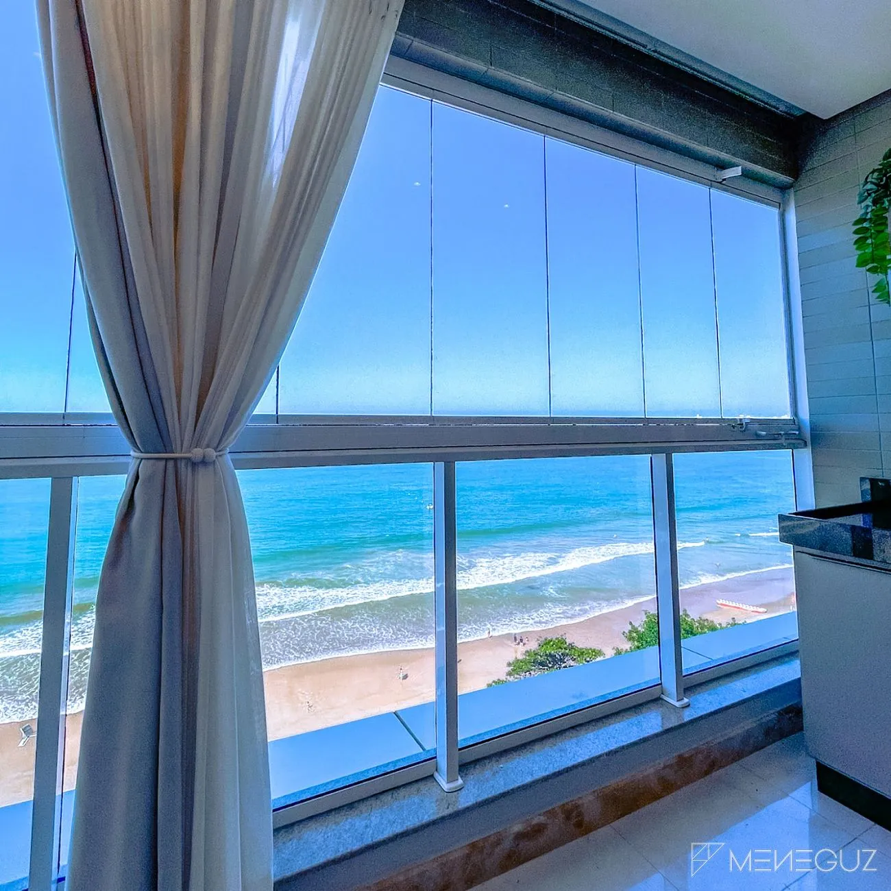 Imagem Apartamento 3 Quartos a venda de para Frente Mar da Praia do Morro finamente mobiliado e decorado
