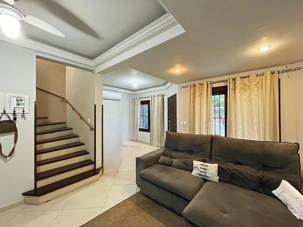 Imagem Excelente casa a venda com 3 dormitórios no bairro Tristeza em Porto Alegre.