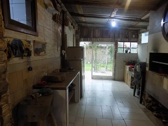 Imagem Imperdível! Casa Charmosa em Garopaba-SC com 3 Quartos, 2 Banheiros e Perto das Dunas!