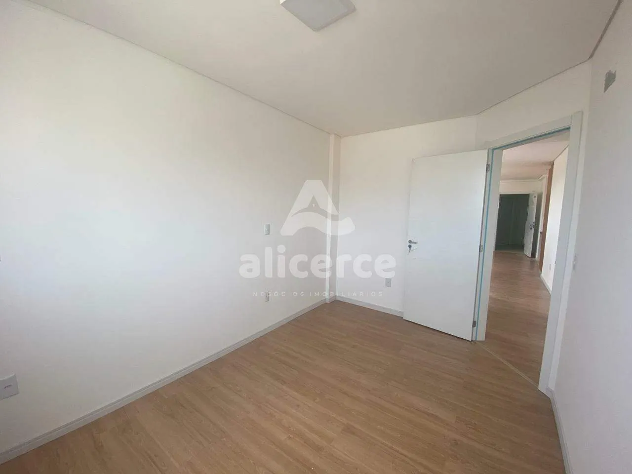 Imagem Apartamento à Venda em Coqueiros com 2 Dormitórios, 1 Suíte e Sol o Dia Todo