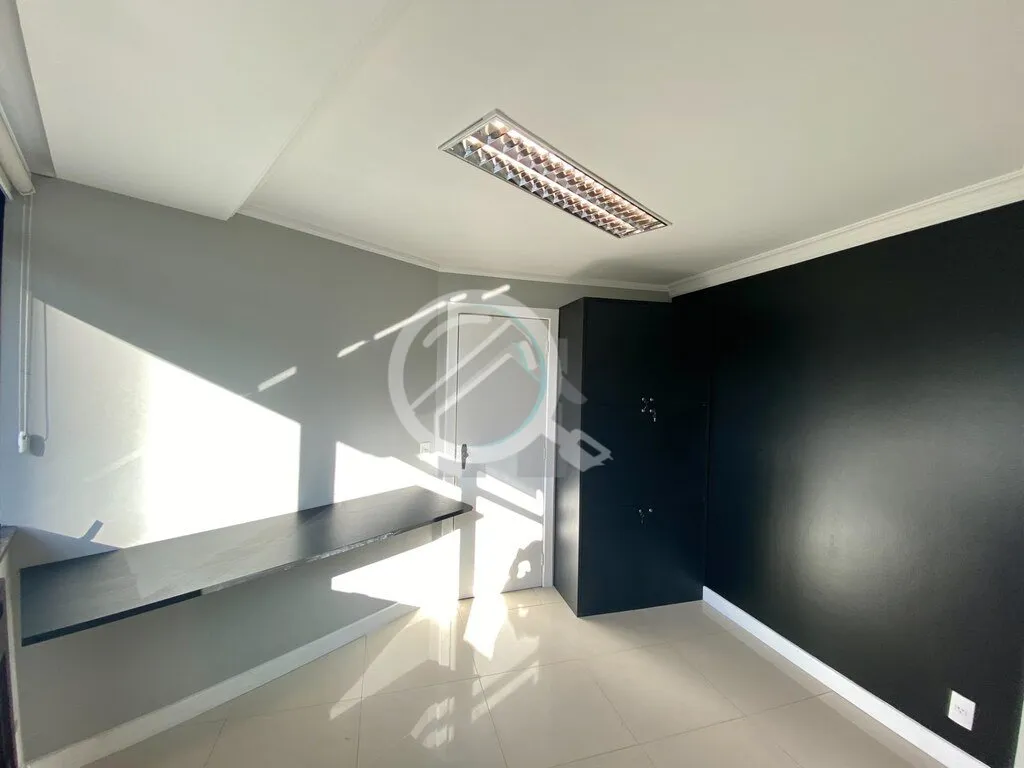Imagem Impecável sala comercial dividida em três escritórios, recepção e toalete. Móveis planejados, ...